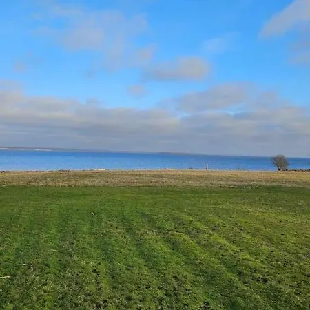 Bo I Vandkanten Pa Avernako *