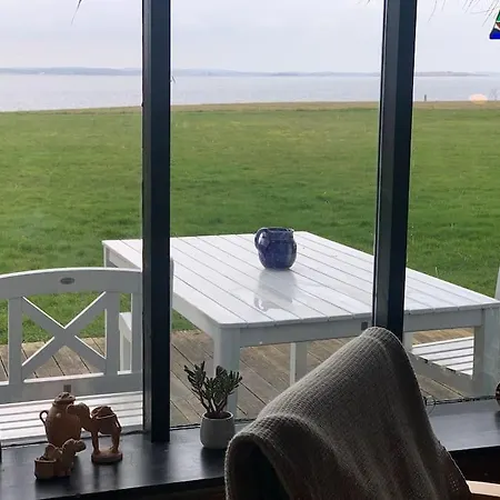 Bo I Vandkanten Pa Avernako