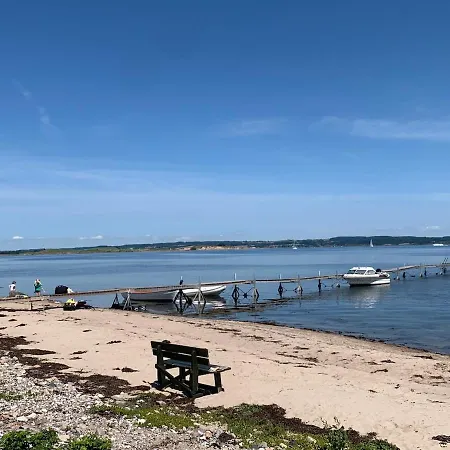 Bo I Vandkanten På Avernakø