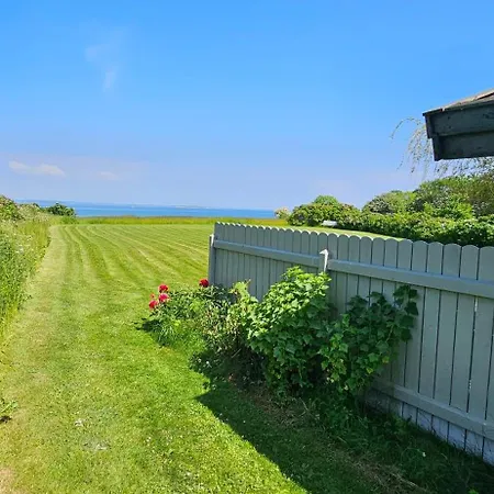 Bo I Vandkanten Pa Avernako