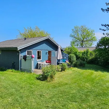 Bo I Vandkanten Pa Avernako *