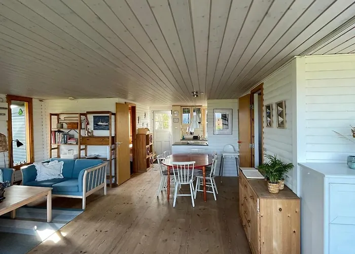 Bo I Vandkanten Pa Avernako *