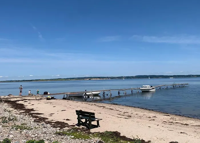 Bo I Vandkanten Pa Avernako