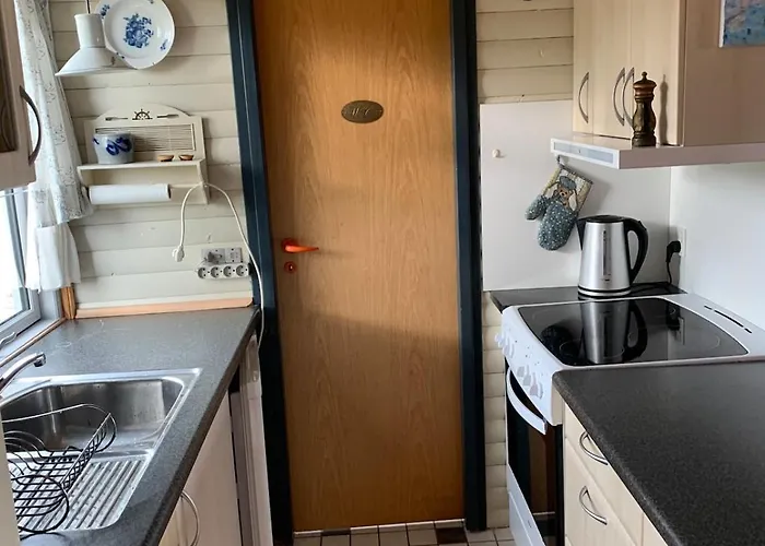 Bo I Vandkanten Pa Avernako *