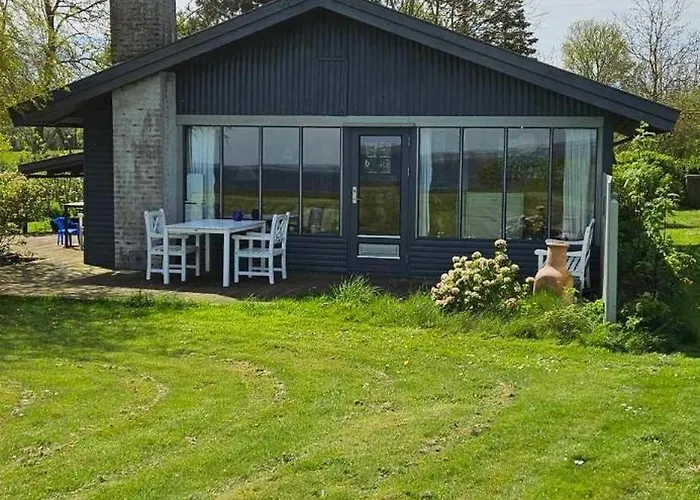 Bo I Vandkanten Pa Avernako * Fåborg