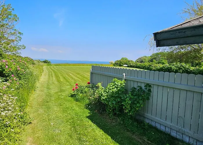 Bo I Vandkanten Pa Avernako