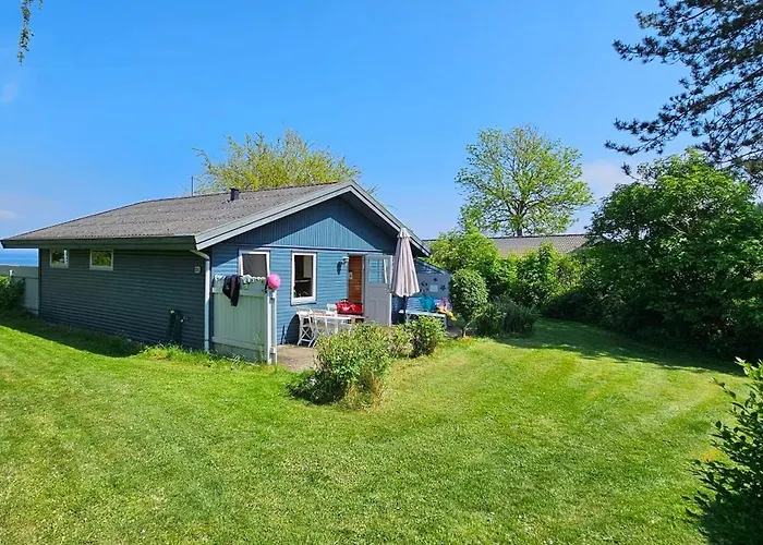 Bo I Vandkanten Pa Avernako *